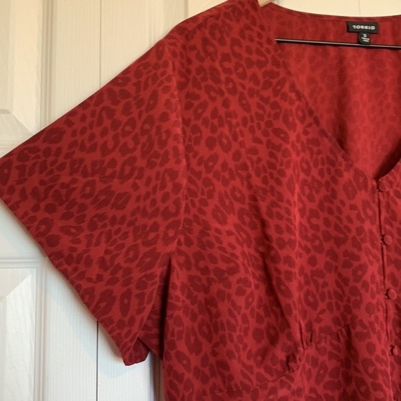 Torrid Satin Animal Leopard Print Button Front Blouse 3X - Picture 5 of 11